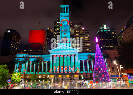 BRISBANE, AUSTRALIE, 17 déc 2018 : Source de l'arbre de Noël et spectacle laser sur l'Hôtel de Ville au King George Square, Brisbane, Australie. Banque D'Images