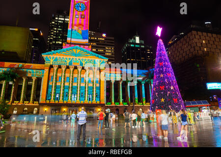 BRISBANE, AUSTRALIE, 17 déc 2018 : Source de l'arbre de Noël et spectacle laser sur l'Hôtel de Ville au King George Square, Brisbane, Australie. Banque D'Images