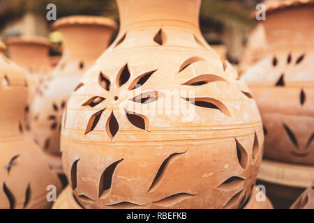 Pots d'artisanat traditionnel à Nizwa, l'ancienne capitale d'Oman Banque D'Images