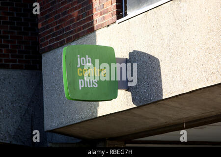 Un Job Centre Plus affiche à l'extérieur de l'Agence pour l'emploi dans la région de Chichester, West Sussex, UK. Banque D'Images