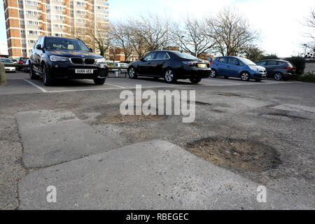 La mesure de l'homme grand pot-trous dans un parking public à Bognor Regis, West Sussex, UK. Banque D'Images