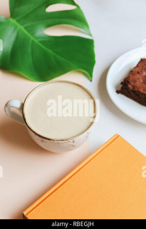 Tasse de café avec Raf Livre, Monstera et brownie, Vue du dessus Banque D'Images