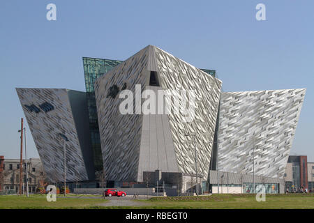 Bâtiment moderne de Belfast. Voiture rouge à l'extérieur de Titanic Belfast vus de la rivière Lagan. Banque D'Images