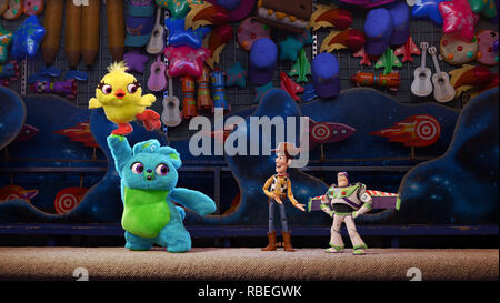 DATE DE SORTIE : Juin 21, 2019 Title : Toy Story 4 Studio : Les Studios Pixar Réalisateur : Josh Cooley PLOT : Lorsqu'un nouveau jouet appelé Forky rejoint Woody et sa bande, un voyage aux côtés d'amis anciens et nouveaux révèle à quel point le monde peut être grande pour un jouet. Avec : Keegan-Michael Key et la Jordanie Peele fournir les voix de Ducky et Bunny. (Crédit Image : © Pixar Animation Studios/photos) Banque D'Images