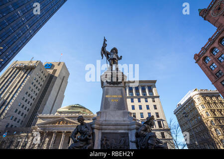 Montréal, Canada - le 4 novembre 2018 : monument Maisonneuve sur la place d'armes au cours d'un après-midi ensoleillé dans le Vieux Montréal. C'est un monument dédié Banque D'Images