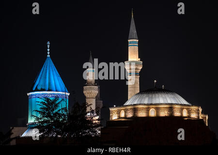 Mosquée musée de Mevlana à Konya, Turquie la nuit Banque D'Images