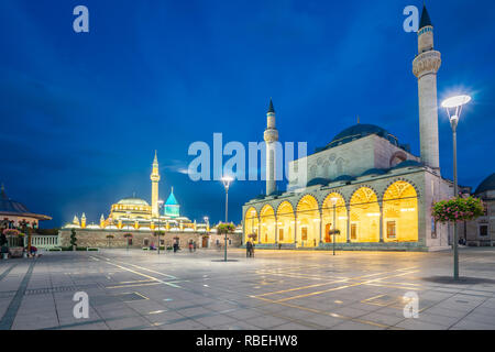 Vue de la mosquée Selimiye et musée Mevlana la nuit à Konya, Turquie. Banque D'Images