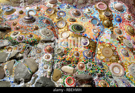 Mur décoré avec verre céramique colorée inconnue au Wat Phra That Pha Kaew Sorn, Phetchabun Thaïlande. Banque D'Images