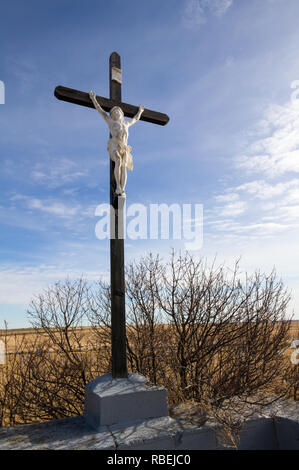 Grande croix de cimetière de Blumenfeld Église, une église catholique construite en 1915 et site historique entouré de terres agricoles dans les régions rurales de la Saskatchewan, Canada Banque D'Images