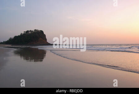 Kashid beach situé à 30 km de Alibaug célèbre pour sa belle eau bleu clair, blanc couleur sable et d'eau magnifique, Maharashtra, Inde Banque D'Images