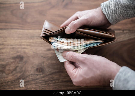 Personne comptant pile de papier l'argent dans votre portefeuille Banque D'Images