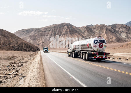 La conduite de camions sur l'autoroute panaméricaine. Huarney, Département d'Ancash, au Pérou. Banque D'Images