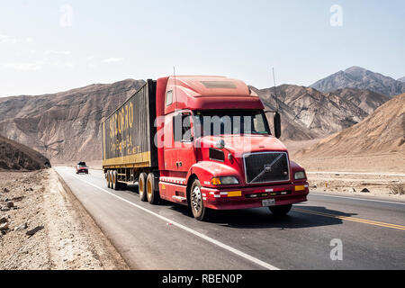 La conduite de camions sur l'autoroute panaméricaine. Huarney, Département d'Ancash, au Pérou. Banque D'Images