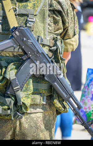 Un soldat de camouflage avec un fusil derrière son dos Banque D'Images