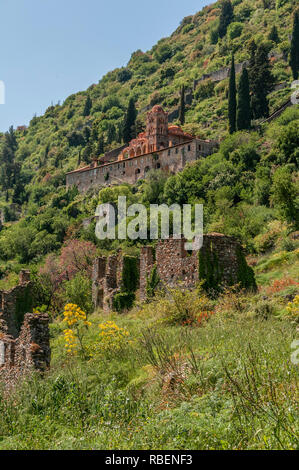 L'ancien monastère Pantanassa partie de colline fortifiée byzantine de Mystras ville Mistra ou sur les pentes du mont Taygète, Péloponnèse, Grèce. Banque D'Images