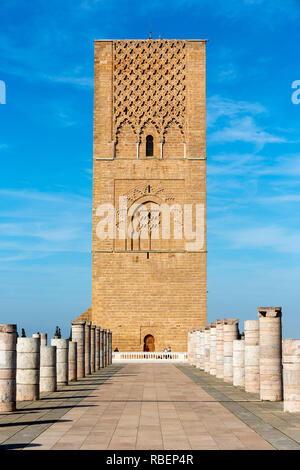 Tour Hassan ou Tour Hassan est le minaret d'une mosquée incomplète à Rabat, Maroc. Banque D'Images