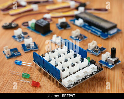 Kit de démarrage du module Grove pour Arduino avec une sélection de différents modules et un bouclier de base. Banque D'Images