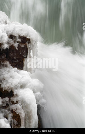 Vue détaillée de l'eau qui coule d'une immense chute d'eau en hiver, givre sur les rochers à côté de la cascade, exposition longue durée, structure de flux - Emplacement : I Banque D'Images