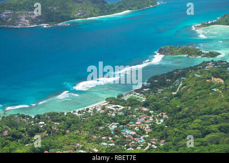 Morne Blanc, avec sa falaise de cisaillement, est la plus célèbre montagne sur l'île de Mahé. Banque D'Images