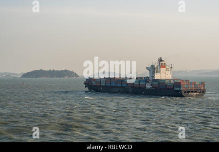 Cargo moderne laissant Xiamen en Chine Banque D'Images