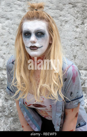 En participant pleinement à la Costume et maquillage Zombie Walk Birmingham - 18 juin 2016, Birmingham, Angleterre Banque D'Images