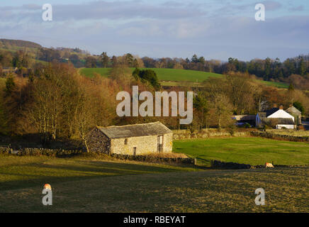 Après-midi d'hiver paysage près de Hutton village, dans la partie nord du lac, près de Penrith. Maisons de ferme. Banque D'Images