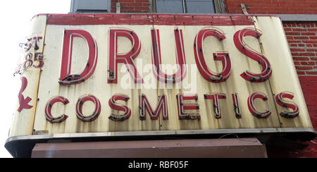 Bloquer les pharmacies Pharmacie de façade, en rouge, néon, 101 2nd Avenue, New York, NY 10003, USA - Est 1885, par bloc Russe Alexander Banque D'Images