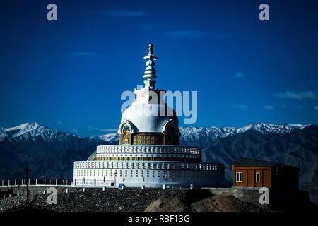 Shanti Stupa est un stupa bouddhiste à dôme blanc (chorten) sur une colline à Chanspa, dans le district de Leh, Ladakh, dans le nord de l'État indien de Jammu-et-Cachemire Banque D'Images