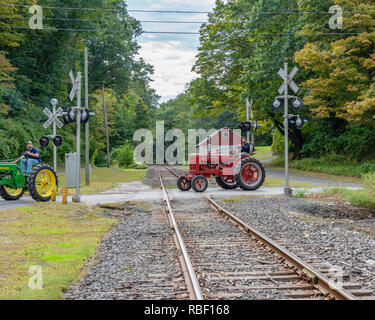 Un bel après-midi d'automne dans le New England ville de New Milford, CT bénéficiant d''une balade en tracteur sur une ancienne voie ferroviaire de fret. Deere farmall Banque D'Images