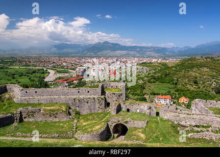 Drapeau albanais dans le château de Rozafa Shkoder, avec l'Albanie dans l'arrière-plan Banque D'Images