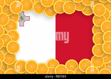 Drapeau de Malte dans le cadre de tranches d'agrumes orange. Concept de croissance et de l'importation et l'exportation des agrumes Banque D'Images