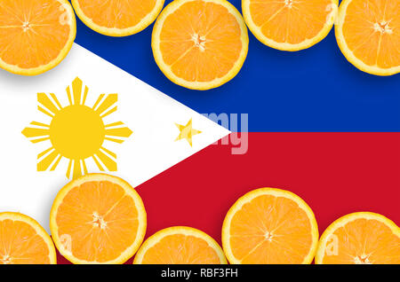 Philippines drapeau dans la structure horizontale des tranches d'agrumes orange. Concept de croissance et de l'importation et l'exportation des agrumes Banque D'Images