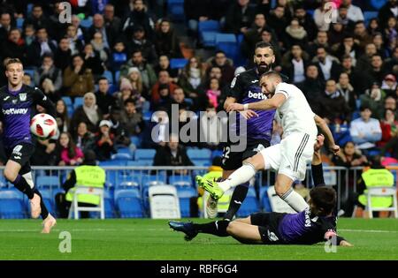 Madrid. Jan 9, 2019. Karim Benzema du Real Madrid (2e R) tire la balle pendant la coupe du roi espagnol ronde de 16 première partie match de football entre le Real Madrid et Salamanque à Madrid, Espagne, le 9 janvier 2019. Le Real Madrid a gagné 3-0. Crédit : Edward F. Peters/Xinhua/Alamy Live News Banque D'Images