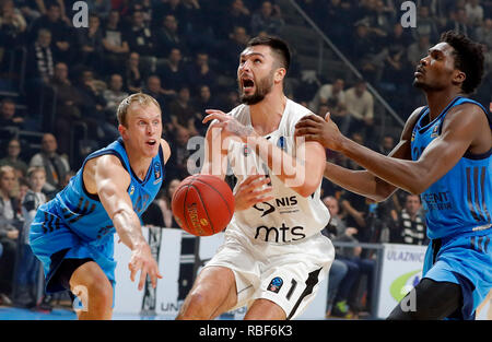 Belgrade. Jan 9, 2019. Du Partizan Belgrade Nikola Jankovic (C) le dispute à l'Alba Luc Sikma (L) et Landry Nnoko pendant le Top 16 Journée 2 match de basket Eurocup entre Partizan et Alba à Belgrade, Serbie le 9 janvier 2019. Partizan remporté 78-66. Credit : Predrag Milosavljevic/Xinhua/Alamy Live News Banque D'Images