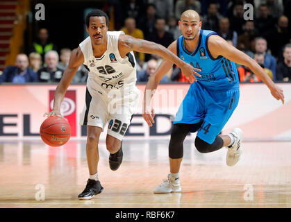 Belgrade. Jan 9, 2019. Partizan's Alex Renfroe (L) fait concurrence au cours de la Top 16 Journée 2 match de basket Eurocup entre Partizan et Alba à Belgrade, Serbie le 9 janvier 2019. Partizan remporté 78-66. Credit : Predrag Milosavljevic/Xinhua/Alamy Live News Banque D'Images