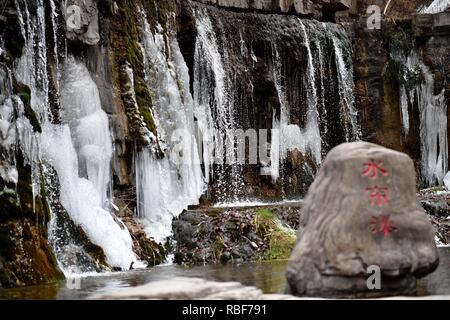 Zhengzhou. Jan 9, 2019. Photo prise le 9 janvier 2019 montre le paysage de cascade de glace à l'endroit pittoresque Montagne Yuntai Jiaozuo, dans la province du Henan en Chine centrale. Credit : Feng Pingyao/Xinhua/Alamy Live News Banque D'Images