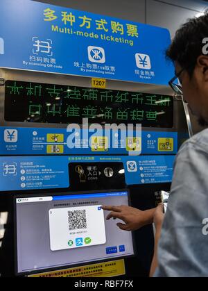 (190110) -- BEIJING, 10 janvier 2019 (Xinhua) -- un homme utilise un ticket machine self-service dans une station de métro ligne 9 à Shenzhen, Chine du sud, le 20 novembre, 2017. Les utilisateurs du monde entier d'Alipay, leader sur le plate-forme de paiement en ligne, dépasser 1 milliards de dollars, selon les données publiées par Alipay, le 9 janvier 2019. Ant d'Alipay Financial Services Group a déclaré qu'il a coopéré avec près de 10 grandes entreprises de paiement à puce outre-mer y compris l'Inde et la Thaïlande est TrueMoney Paytm, qui a contribué à l'augmentation du nombre d'Alipay utilisateurs. Selon la dernière Alibaba rapport financier trimestriel, Alipay's Banque D'Images