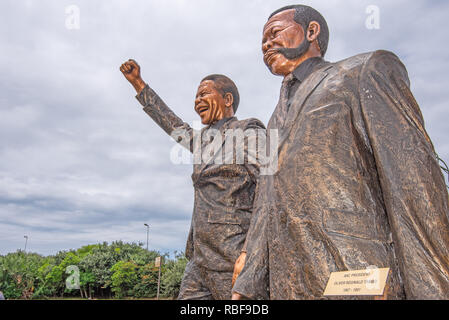 Durban, Afrique du Sud, le 9 janvier 2019. Staues de l'African National Congress (ANC) vaillants et ancien présidents de partis sur l'affichage le long de la route en dehors de Durban Ruth Premier de l'avant de l'African National Congress (ANC) 2019 Lancement du manifeste de l'élection qui aura lieu au stade Moses Mabhida à Durban le Samedi, 12 janvier, 2019. Sur la photo, les icônes et la lutte du mouvement de libération de l'ANC, Nelson Mandela, et héros Oliver Tambo. Jonathan Oberholster/Alamy Live News. Jonathan Oberholster/Alamy Live News Banque D'Images