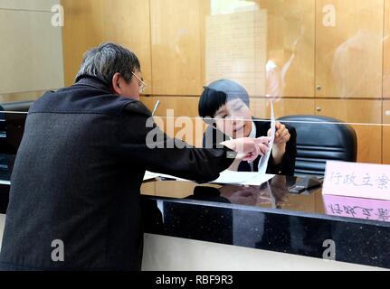 (190110) -- BEIJING, 10 janvier 2019 (Xinhua) -- un membre du personnel enregistre un cas à Shanghai No. 2 Tribunal intermédiaire du peuple de Shanghai, la Chine orientale, le 4 mai 2015. En novembre 2013, le 18e Comité central du Parti communiste de Chine a tenu sa troisième session plénière de se concentrer sur l'approfondissement de manière globale la réforme. La Chine a réalisé des progrès dans l'approfondissement de la réforme dans l'appareil judiciaire et des systèmes sociaux dans les cinq ans après la session. (Xinhua/Ding Ting) Banque D'Images