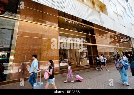 Hong Kong, Chine. 11 juillet, 2017. Les touristes sont vus en passant en face de LV (Louis Vuitton) store à Hong Kong. Crédit : Daniel Fung/SOPA Images/ZUMA/Alamy Fil Live News Banque D'Images