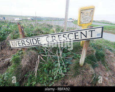 Newquay, Cornwall, UK. 10 janvier, 2019. Accaparement des terres contre le Duché de Cornouailles terre comme une route locale byway et est approprié par un promoteur. Une partie importante de la South West coastal path a été bloqué par la machinerie lourde et de la route chemin couvert de terre.50 plus l'homme des résidents d'un blocus. Newquay, Cornwall, UK. Crédit : Robert Taylor/Alamy Live News Banque D'Images