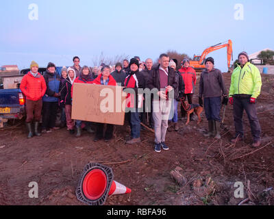 Newquay, Cornwall, UK. 10 janvier, 2019. Accaparement des terres contre le Duché de Cornouailles terre comme une route locale byway et est approprié par un promoteur. Une partie importante de la South West coastal path a été bloqué par la machinerie lourde et de la route chemin couvert de terre.50 plus l'homme des résidents d'un blocus. Newquay, Cornwall, UK. Crédit : Robert Taylor/Alamy Live News Banque D'Images