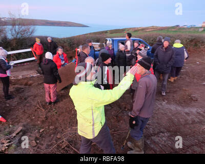 Newquay, Cornwall, UK. 10 janvier, 2019. Accaparement des terres contre le Duché de Cornouailles terre comme une route locale byway et est approprié par un promoteur. Une partie importante de la South West coastal path a été bloqué par la machinerie lourde et de la route chemin couvert de terre.50 plus l'homme des résidents d'un blocus. Newquay, Cornwall, UK. Crédit : Robert Taylor/Alamy Live News Banque D'Images