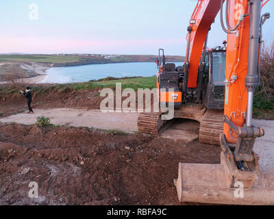 Newquay, Cornwall, UK. 10 janvier, 2019. Accaparement des terres contre le Duché de Cornouailles terre comme une route locale byway et est approprié par un promoteur. Une partie importante de la South West coastal path a été bloqué par la machinerie lourde et de la route chemin couvert de terre.50 plus l'homme des résidents d'un blocus. Newquay, Cornwall, UK. Crédit : Robert Taylor/Alamy Live News Banque D'Images