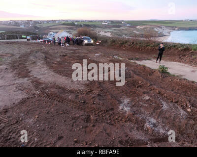 Newquay, Cornwall, UK. 10 janvier, 2019. Accaparement des terres contre le Duché de Cornouailles terre comme une route locale byway et est approprié par un promoteur. Une partie importante de la South West coastal path a été bloqué par la machinerie lourde et de la route chemin couvert de terre.50 plus l'homme des résidents d'un blocus. Newquay, Cornwall, UK. Crédit : Robert Taylor/Alamy Live News Banque D'Images