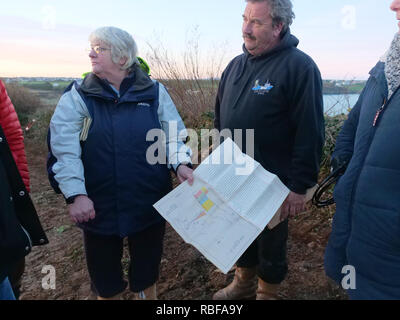 Newquay, Cornwall, UK. 10 janvier, 2019. Accaparement des terres contre le Duché de Cornouailles terre comme une route locale byway et est approprié par un promoteur. Une partie importante de la South West coastal path a été bloqué par la machinerie lourde et de la route chemin couvert de terre.50 plus l'homme des résidents d'un blocus. Newquay, Cornwall, UK. Crédit : Robert Taylor/Alamy Live News Banque D'Images