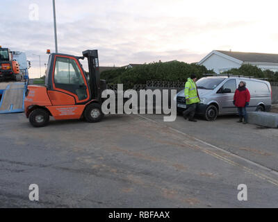 Newquay, Cornwall, UK. 10 janvier, 2019. Accaparement des terres contre le Duché de Cornouailles terre comme une route locale byway et est approprié par un promoteur. Une partie importante de la South West coastal path a été bloqué par la machinerie lourde et de la route chemin couvert de terre.50 plus l'homme des résidents d'un blocus. Newquay, Cornwall, UK. Crédit : Robert Taylor/Alamy Live News Banque D'Images