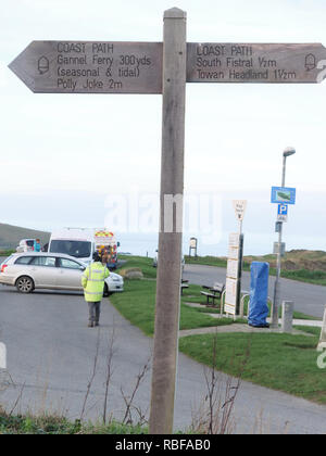 Newquay, Cornwall, UK. 10 janvier, 2019. Accaparement des terres contre le Duché de Cornouailles terre comme une route locale byway et est approprié par un promoteur. Une partie importante de la South West coastal path a été bloqué par la machinerie lourde et de la route chemin couvert de terre.50 plus l'homme des résidents d'un blocus. Newquay, Cornwall, UK. Crédit : Robert Taylor/Alamy Live News Banque D'Images