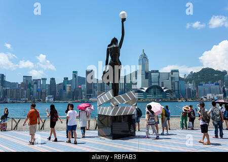 Hong Kong, Chine. 28 juillet, 2015. Une statue de bronze de la Hong Kong Film Awards et skyline vu dans l'Avenue des Stars à Tsim Sha Tsui East Promenade. Crédit : Daniel Fung/SOPA Images/ZUMA/Alamy Fil Live News Banque D'Images