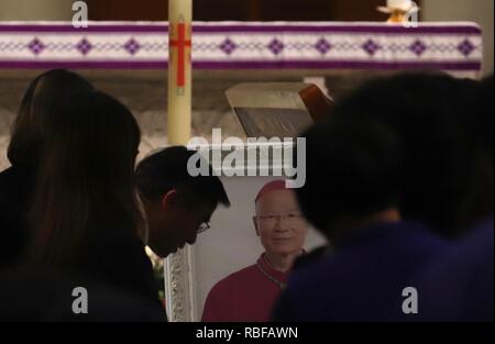 Hong Kong, Chine. 10 janvier, 2019. Des fidèles catholiques en file d'attente jusqu'à l'égard de la dernière paye la fin de l'évêque catholique de Hong Kong Michael Yeung, l'église de l'Immaculée Conception. Jan 10, 2019 Hong Kong.ZUMA/Liau Chung-ren Crédit : Liau Chung-ren/ZUMA/Alamy Fil Live News Banque D'Images